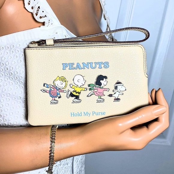 Coach X Peanuts Corner Zip Wristlet Bag Snoopy & Friends Ice Skating - Picture 2 of 9